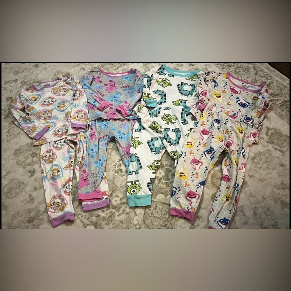 Popular character pyjama sets (4 sets)